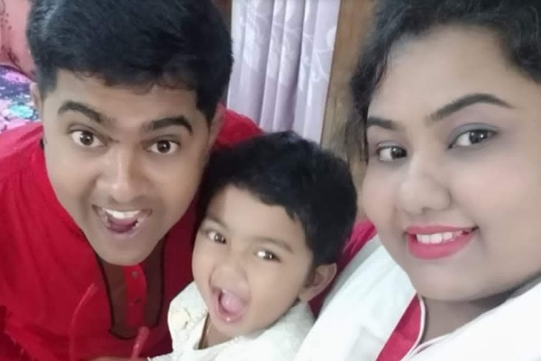 প্রাণপ্রিয় স্ত্রী সেতু ও কন্যা আরবির সঙ্গে ওমর ফারুক